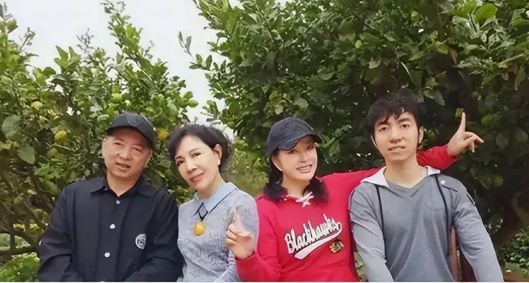 70多岁一次谈8个男朋友！刘晓庆的丈夫怎么看？-彩丝网
